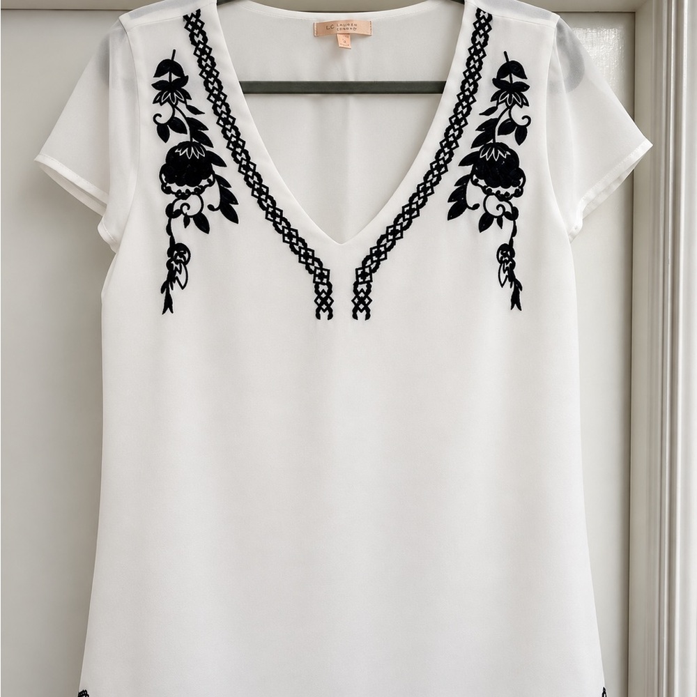 Skies are Blue - White V-Neck Embroidered Short Sleeve Top